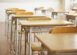 教室课桌吃瓜,教室里的欢乐时光