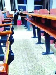 教室课桌吃瓜,教室里的欢乐时光