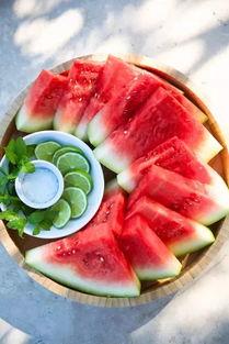 避暑吃瓜诗句大全,避暑吃瓜诗句大全赏析