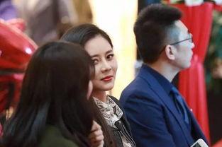 美女大红唇吃瓜,美女大秀性感风采