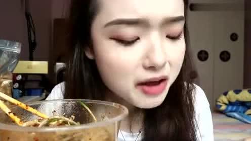 美女大红唇吃瓜,美女大秀性感风采