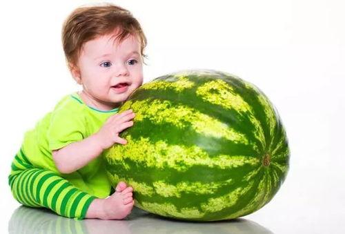 小朋友吃西瓜切瓜,小朋友创意切瓜，西瓜变身趣味艺术品