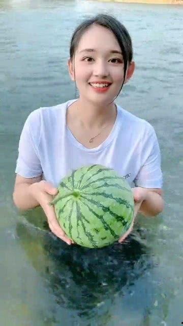 梦见在水里吃瓜,水中瓜果的神秘诱惑