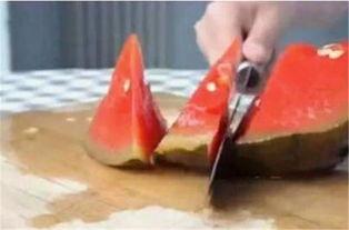 梦见在水里吃瓜,水中瓜果的神秘诱惑