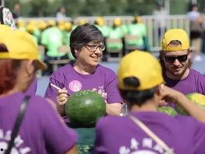 公路吃瓜大爷,见证时代变迁的平凡身影