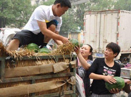 太和县盲人吃瓜,感受生活美好，共享人间烟火