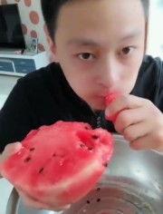 吃瓜视频小帅哥,吃瓜视频小帅哥的爆红之路  第1张